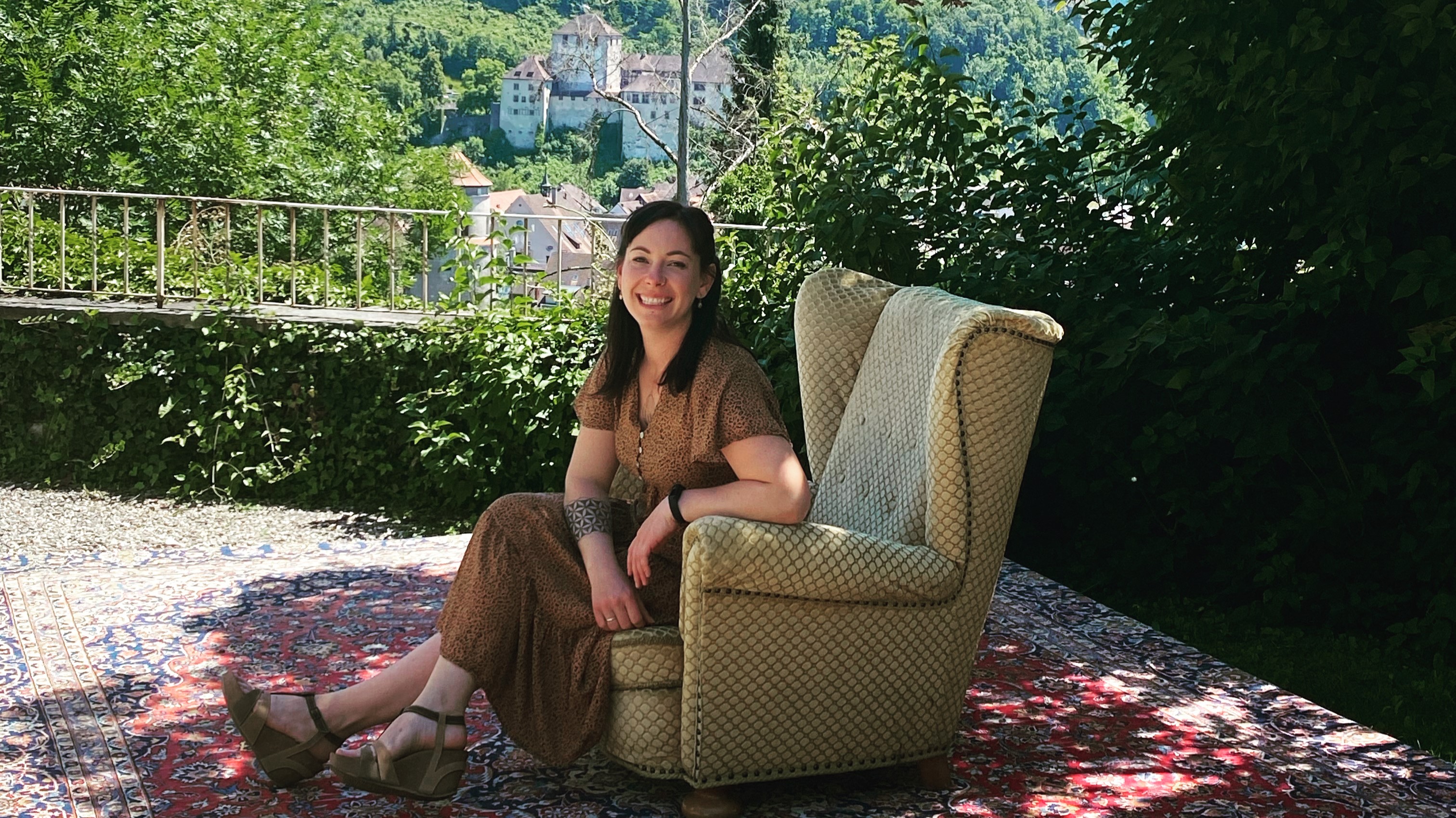 Ruth Jana Braunsteffer am Sofa.