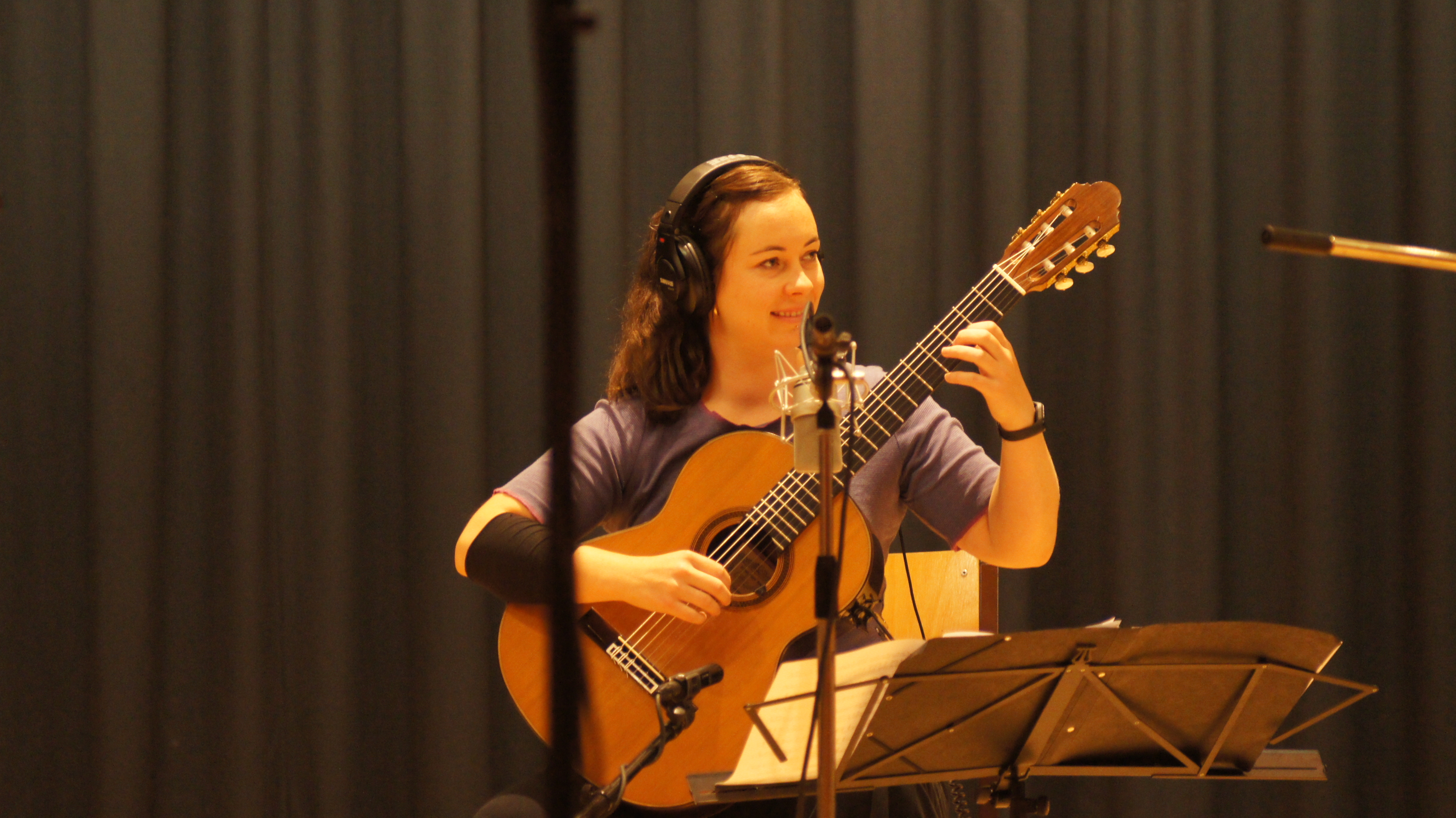 Ruth Jana Braunsteffer mit Gitarre.