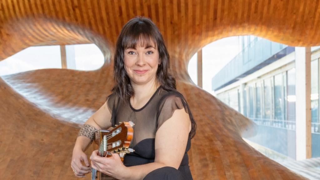 Ruth Jana Braunsteffer in einem Unterrichts- oder Probensetting.